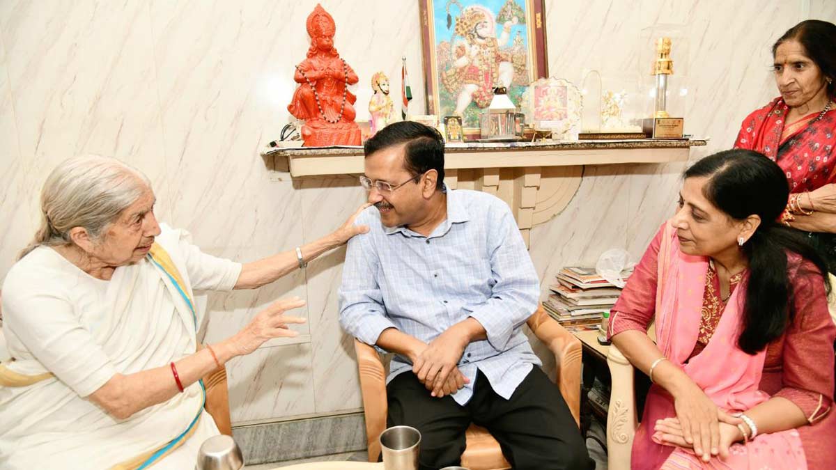 Arvin Kejriwal with Laxmi Kanta Chawla | X
