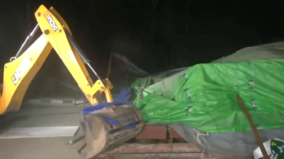 Police dismantling the temporary structures eructed by the protesting farmers at SHambhu border point | X