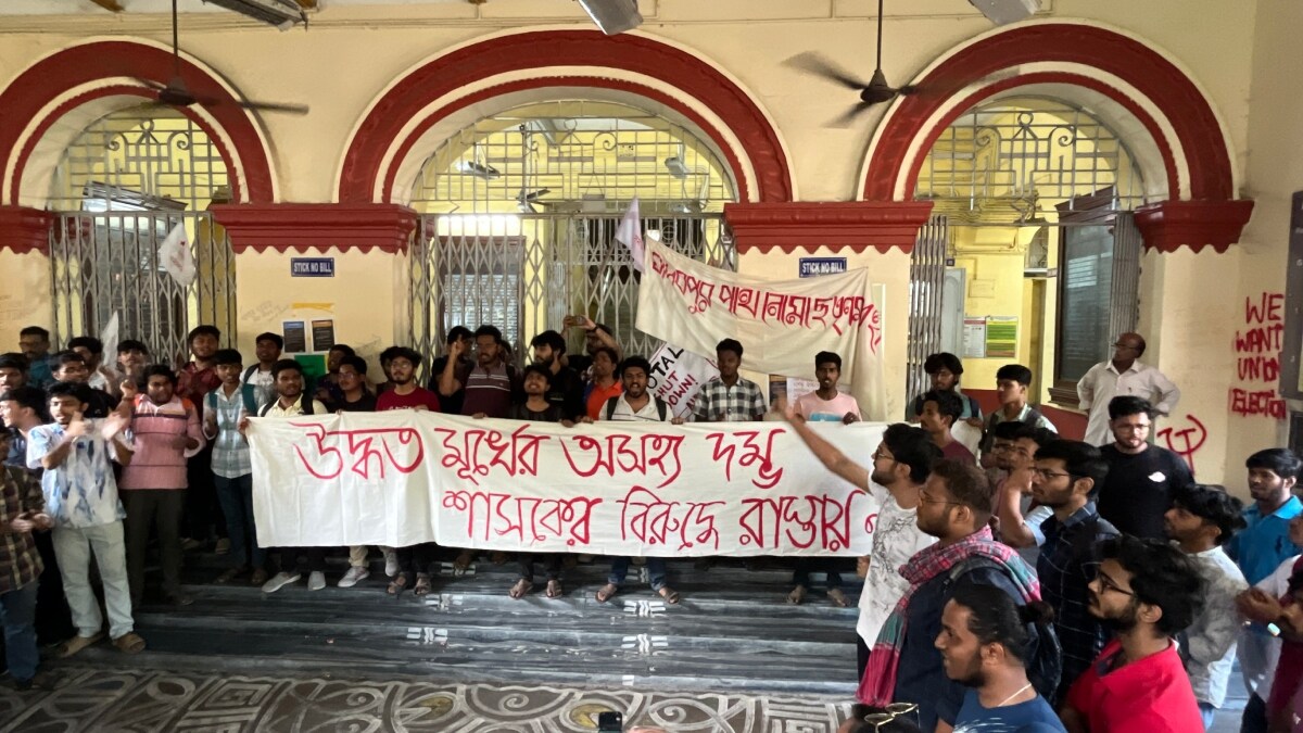 Left student union members in Jadavpur University protest in front of VC office | Salil Bera