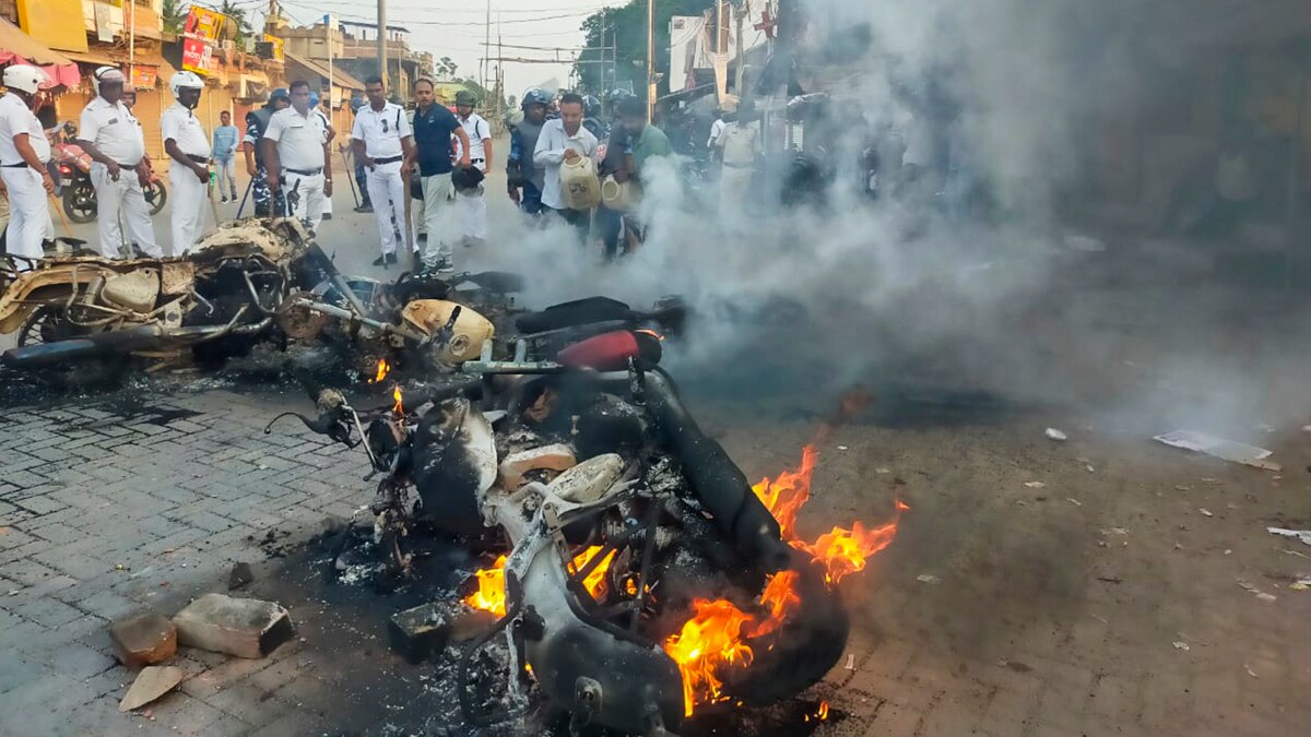**EDS: RPT WITH ADDED POST PRODUCTION** South 24 Parganas: Police vehicles set on fire allegedly by members of Indian Secular Front (ISF) during a protest march to Kolkata over Waqf (Amendment) Act, at Bhangar in South 24 Parganas district, West Bengal, Monday, April 14, 2025. (PTI Photo)(PTI04_14_2025_RPT309B)