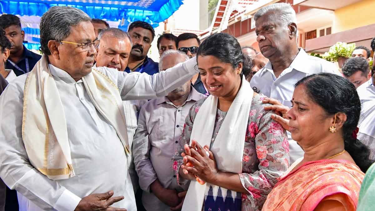 Karnataka Chief Minister Siddramaiah consoles family members of Pahalgam terror attack victim Bharat Bhushan while paying his last respects to him, in Bengaluru | PTI