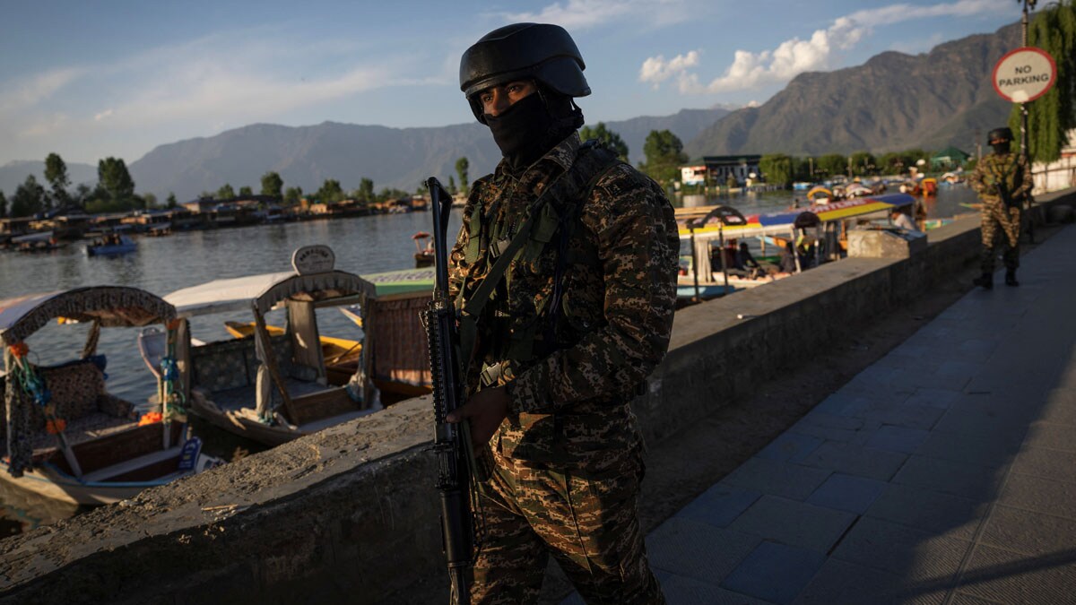 Indian security force personnel patrol on the banks of Dal Lake, following a suspected militant attack near south Kashmir's Pahalgam, in Srinagar April 25, 2025. REUTERS/Adnan Abidi