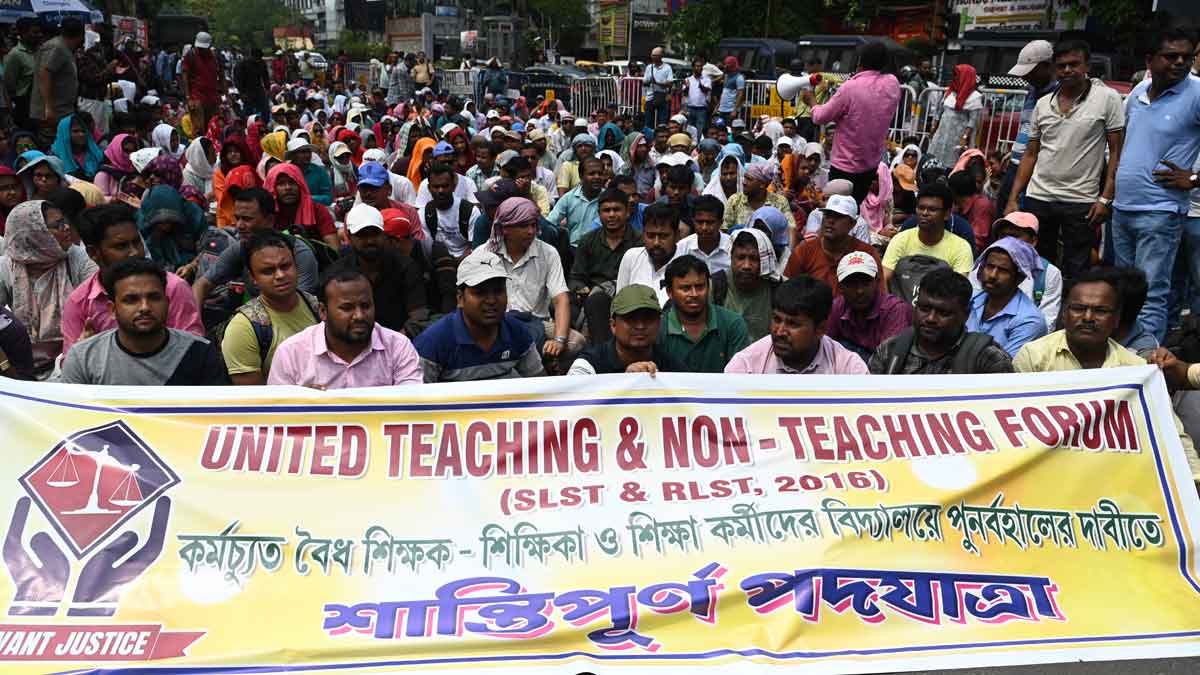 Teaching and non-teaching staff staging a protest at Hazra | Salil Bera 