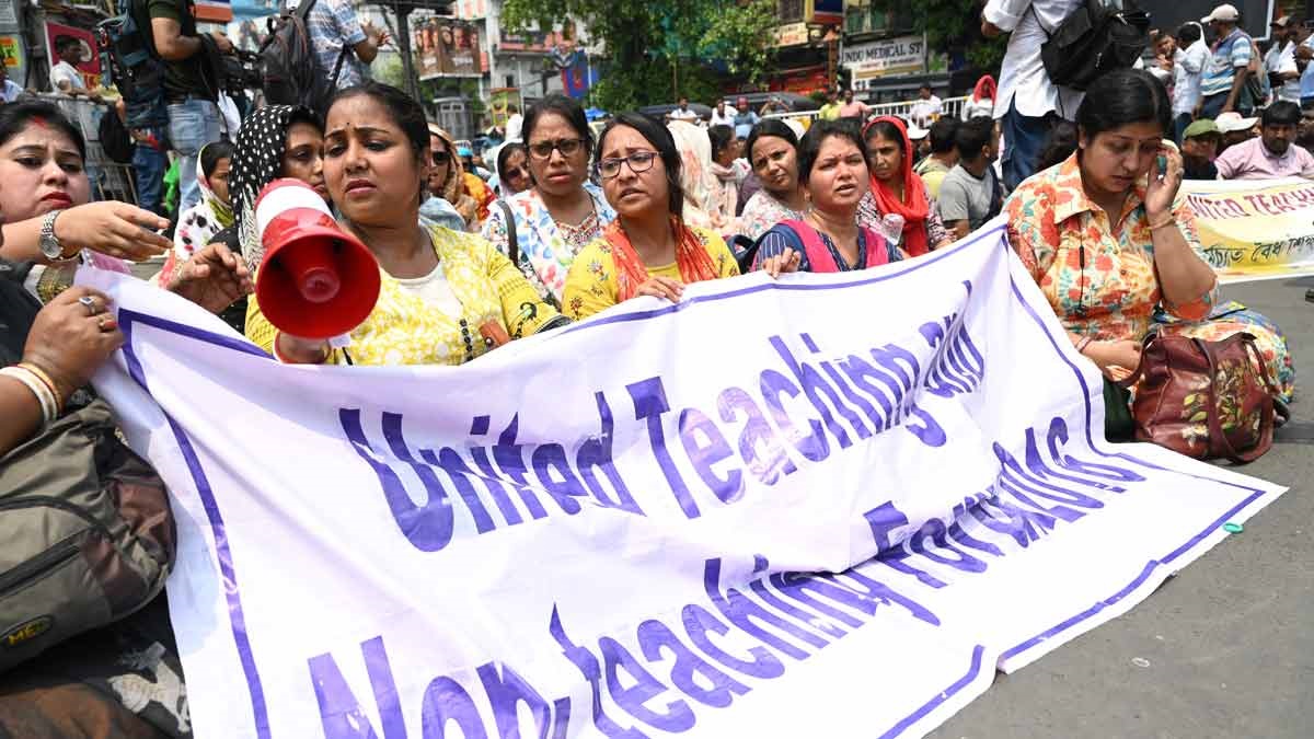 Teaching and non-teaching staff stage a protest in Kolkata | Salil Bera