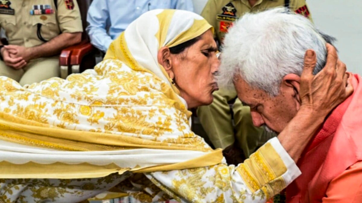 Baramulla: A family member of a terror attack victim kisses the forehead of Jammu and Kashmir Lt. Governor Manoj Sinha during distribution of appointment letters to family members of the victims, in Baramulla district, J&K, Sunday, July 13, 2025. (PTI Photo)(PTI07_13_2025_000280A)