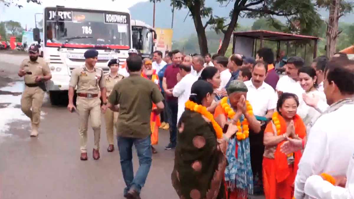 First batch of Shri Amarnath Yatra pilgrims flagged off by J&K LG Manoj Sinha reach the first base camp of the Yatra at Kali Mata Temple in Tikri village | Video grab/ANI