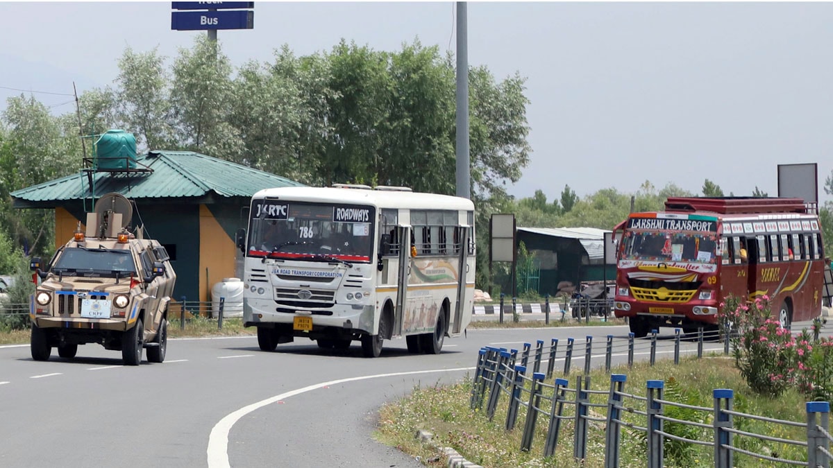 Srinagar: The first batch of pilgrims being welcomed by the Deputy Commissioner Akshay Labroo as they arrive for the annual ‘Amarnath Yatra’, in Srinagar, Wednesday, July 2, 2025. (PTI Photo) (PTI07_02_2025_000186A)