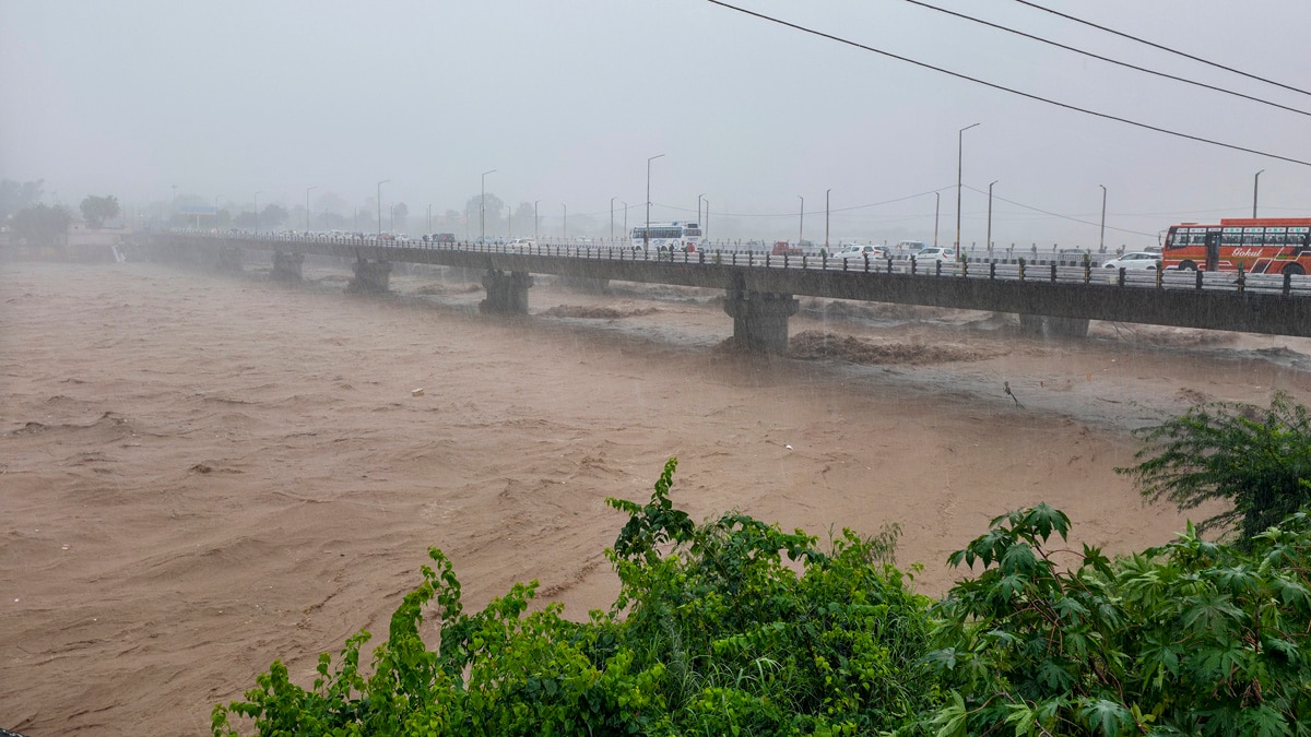 Jammu: Tawi river flows in spate following heavy rainfall, in Jammu, Tuesday, Aug. 26, 2025. (PTI Photo)(PTI08_26_2025_000294B)