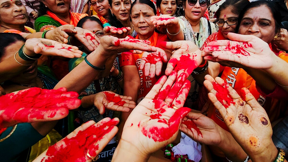 Navi Mumbai: Shiv Sena (UBT) workers show their sindoor-smeared hands during a protest against the India-Pakistan Asia Cup cricket match, in Navi Mumbai, Sunday, Sept. 14, 2025. (PTI Photo)(PTI09_14_2025_000174B)