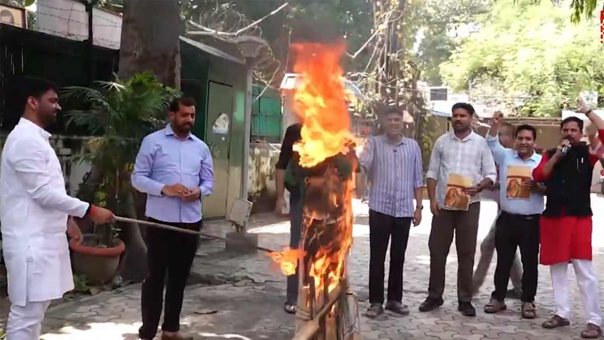 AAP workers burning an effigy of Pakistan cricket team in Delhi | X