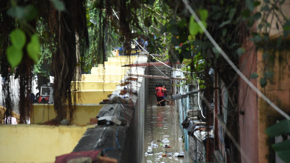 People move to higher grounds as the water level rises in Nigambodh Ghat, New Delhi. Photo by Kritajna Naik. 