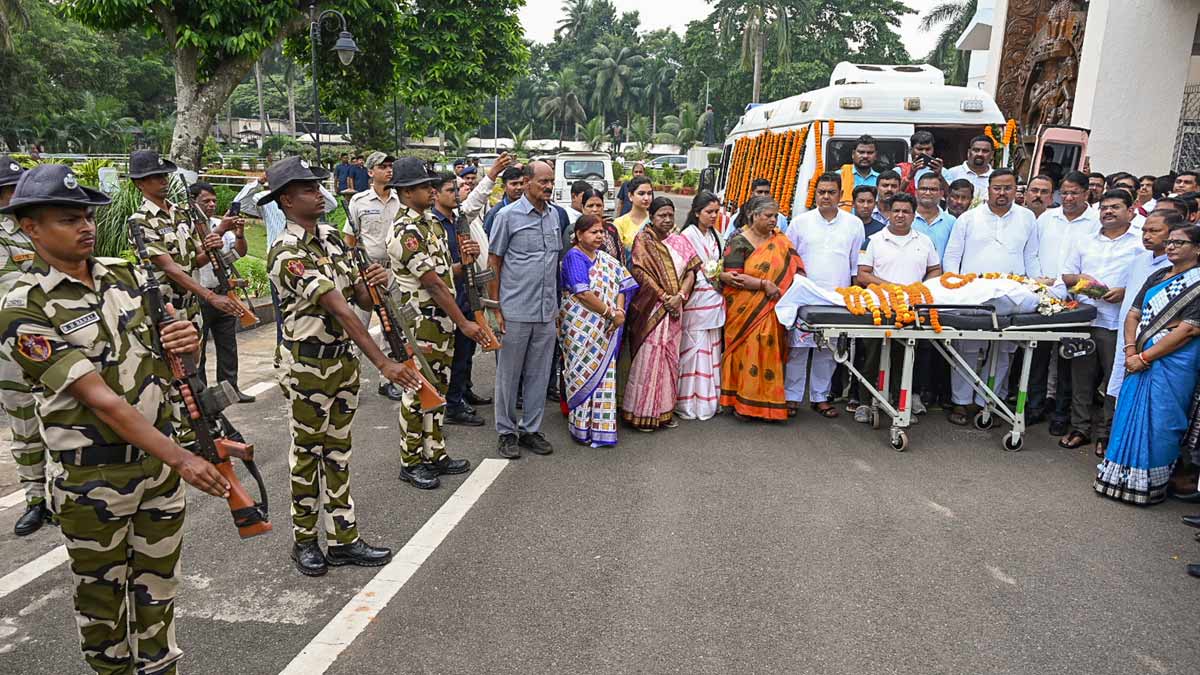 Security personnel pay tribute to former Odisha MLA George Tirkey