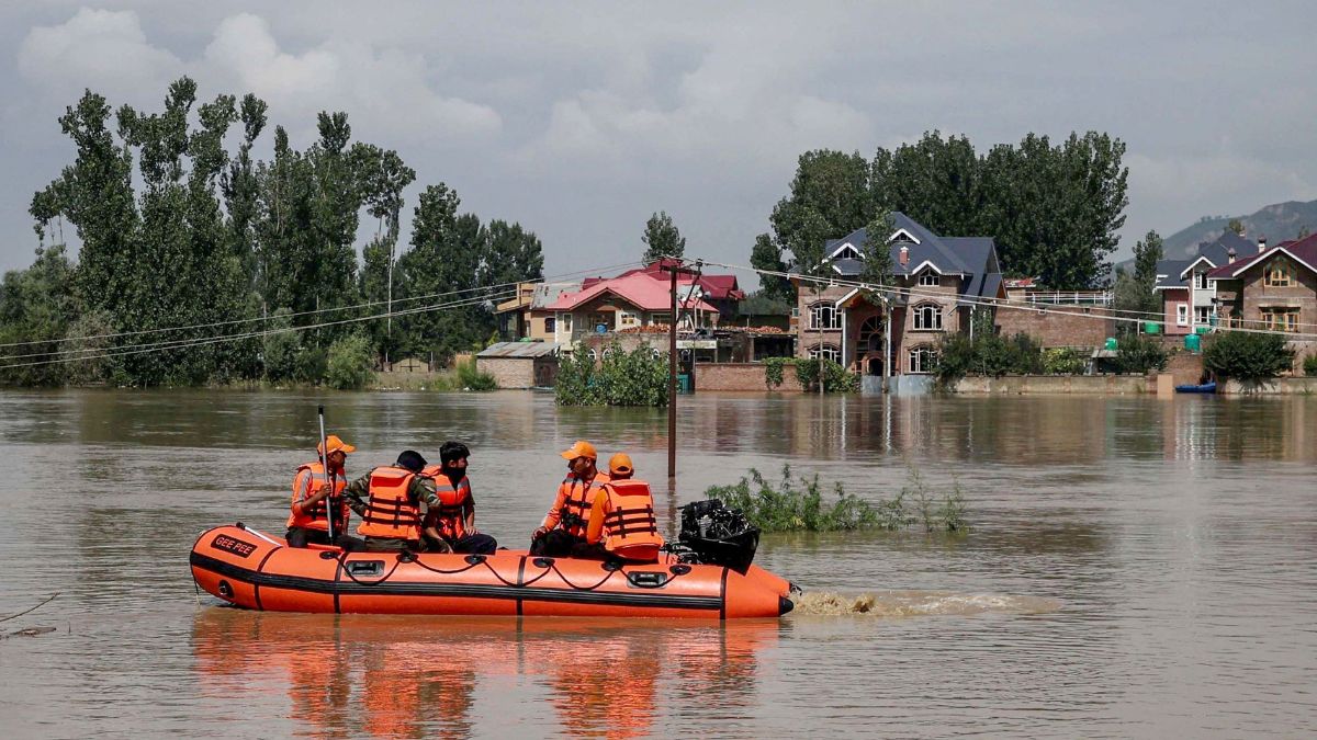 State Disaster Response Force (SDRF) personnel evacuate residents using a boat in a flood-affected area following heavy rains in Pampore, on the outskirts of Srinagar on September 4, 2025 | AFP