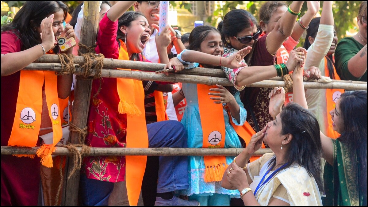 Shiv Sena (Eknath Shinde) supporters greet their women leaders after victory in the Navi Mumbai Municipal Corporation elections | PTI