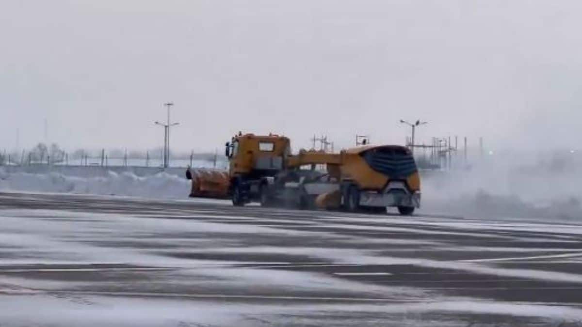 srinagar-airport-snow-clearance - 1