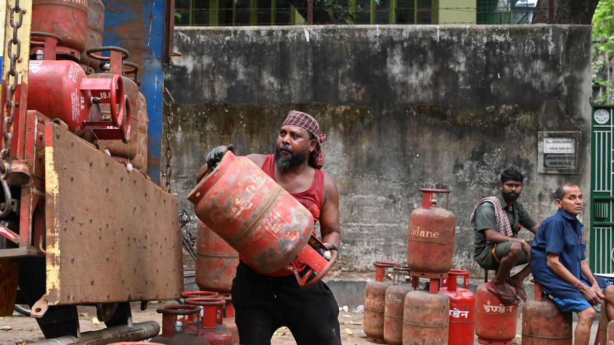 Kolkata is facing a shortage of LPG cylinders, prompting many residents and businesses to seek alternative cooking methods | Salil Bera