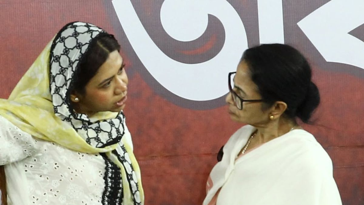 Priyadarshini Hakim (L) talks with TMC chief Mamata Banerjee (R) at a rally | Instagram/@priyadarshini_hakim