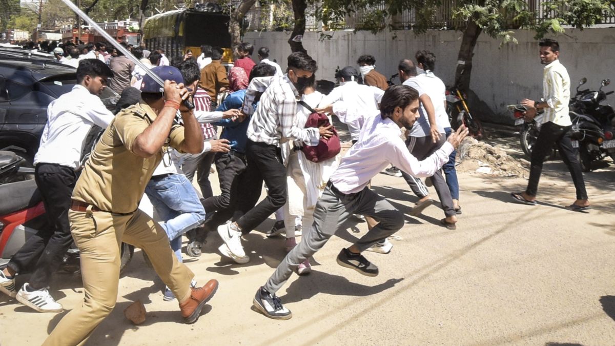 noida-protests-wages-uttar-pradesh - 1