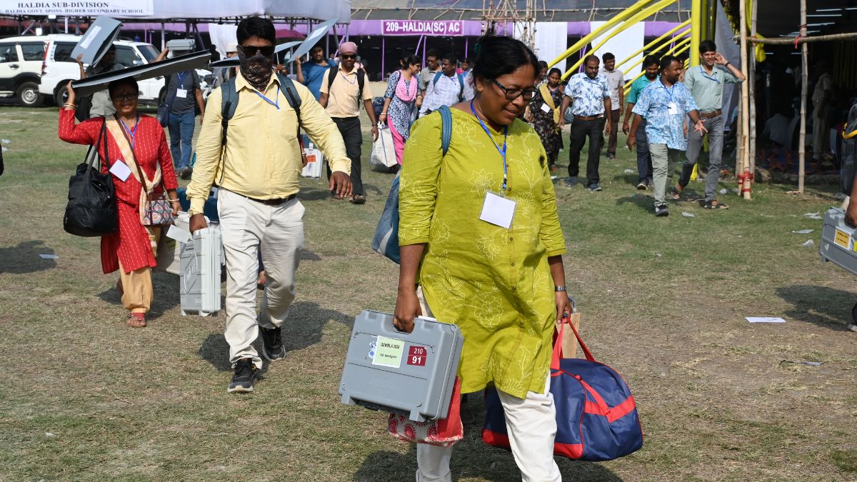 Election officials head to their respective polling booths after last-minute checks on EVM and VVPAT machines in Haldia | Salil Bera