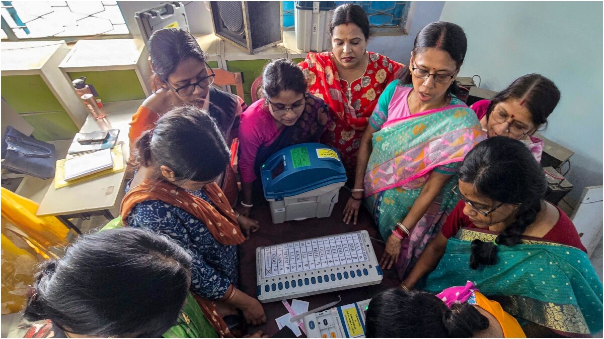 officer demonstrates the functioning of an electronic voting machine and voter verifiable paper audit trail | PTI