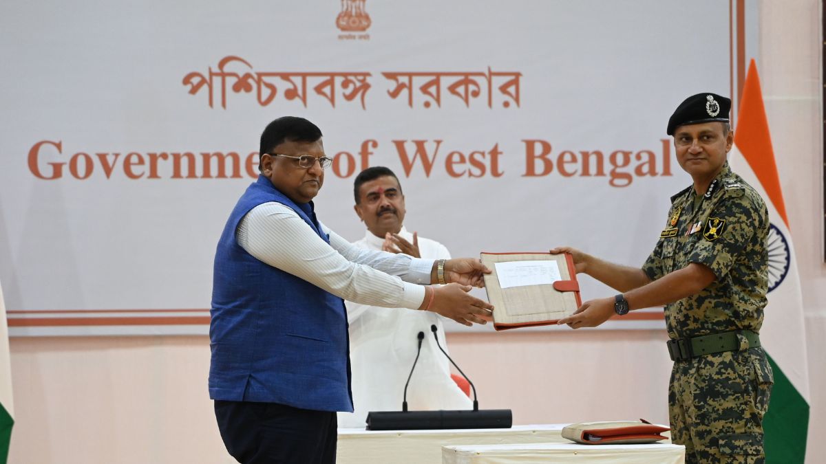 Chief secretary Manoj Agrawal handed over the 27 km of land to the DG BSF Praveen Kumar at Nabanna Sabhaghar on May 20, 2026  | Salil Bera