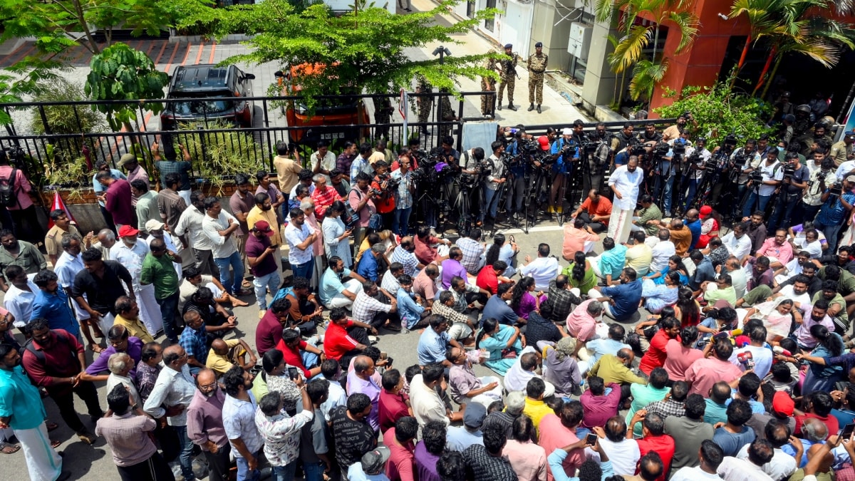 LDF party workers stage a protest outside the residence of former Kerala Chief Minister Pinarayi Vijayan against the Enforcement Directorate raid | PTI