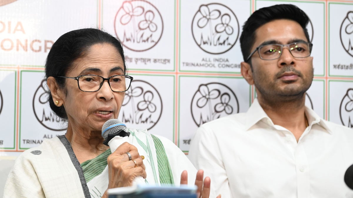 Mamata Banerjee addressing a press conference | Salil Bera