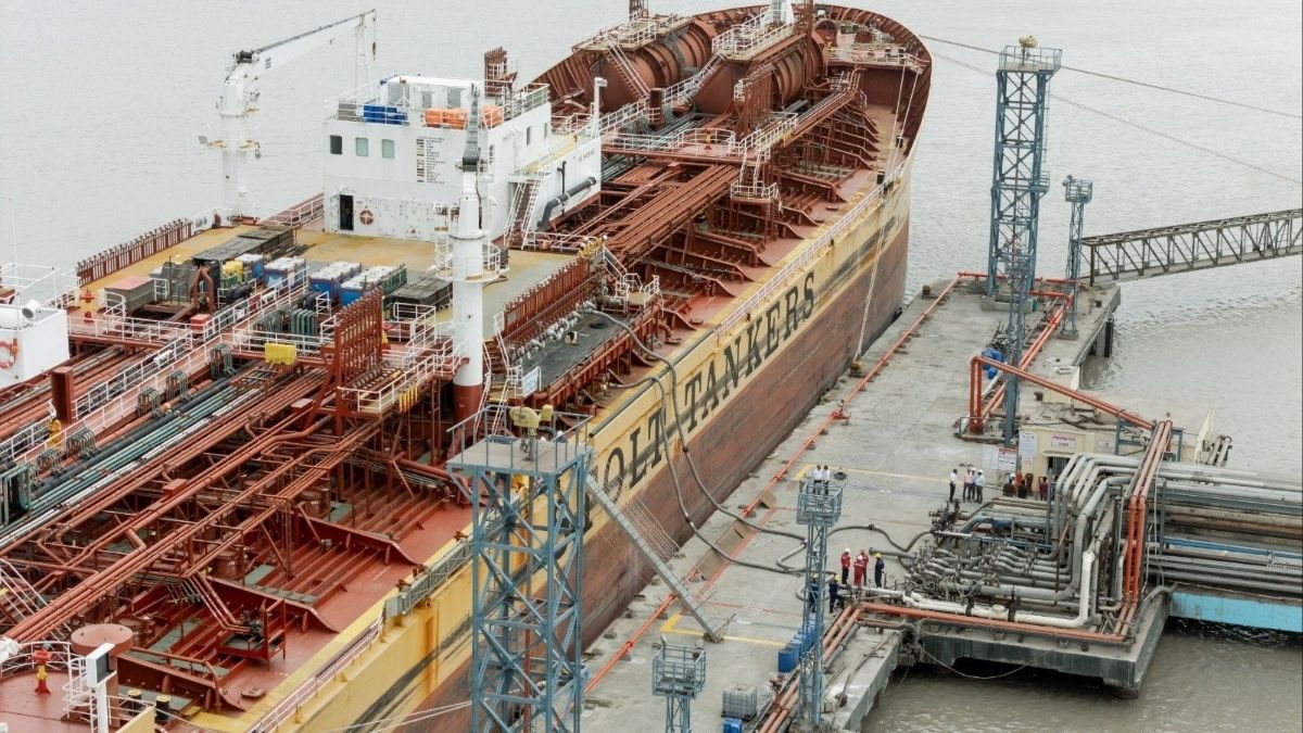 Kandla port demonstrates India’s first-ever Methanol Bunkering (Shore-to-Ship) | DPA/DD