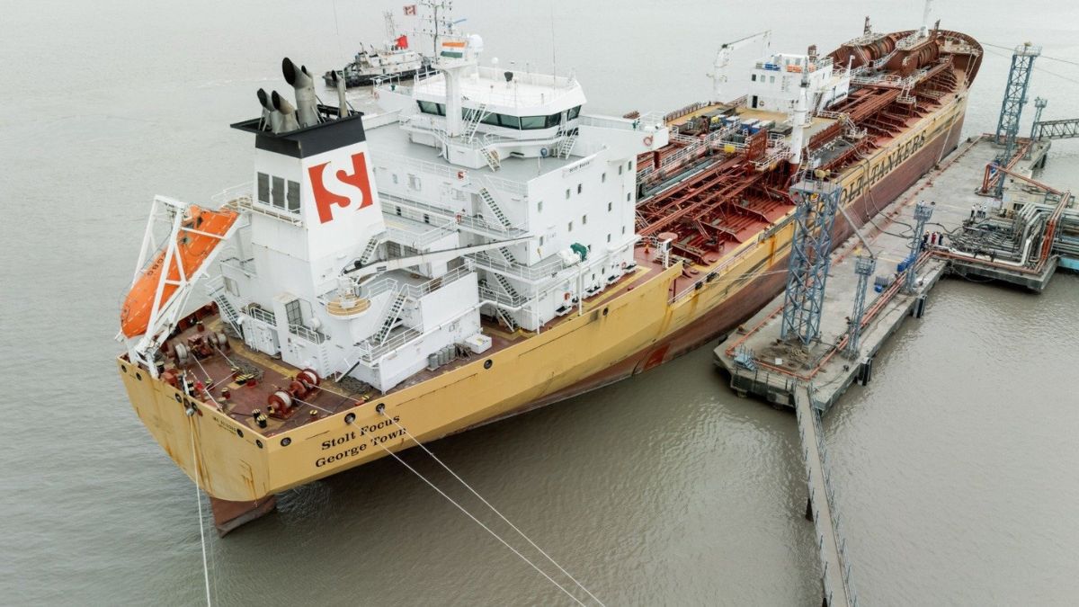 Methanol bunkering taking place at the Deendayal Port in Kandla, Gujarat | X/@DDNewsLive