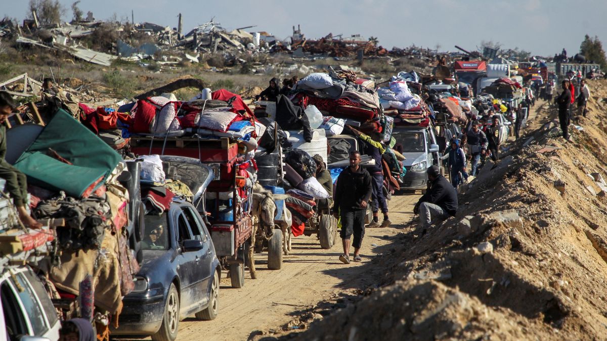 Palestinians, displaced to the south at Israel's order during the war, wait to have their vehicles inspected by the Egyptian-Qatari committee as they return to their homes in northern Gaza | Reuters