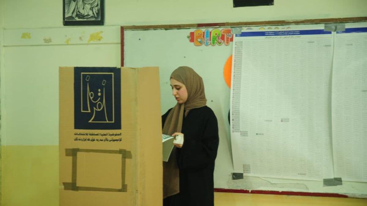 A woman casts her vote in the just-concluded Iraq Parliament Elections | X 