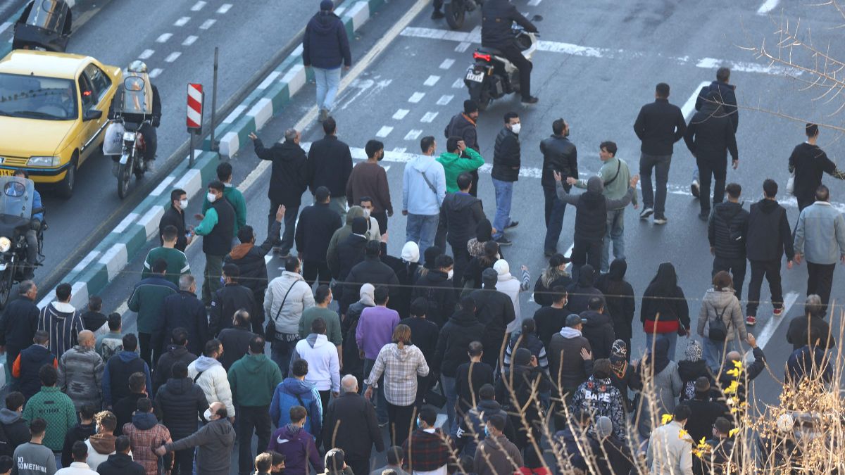 Shopkeepers and traders protest in the street against the economic conditions and Iran's embattled currency in Tehran | X 