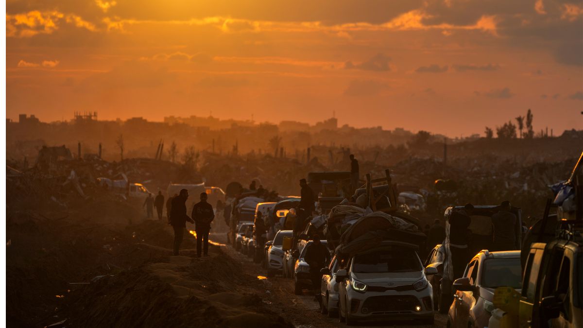 Displaced Palestinians travel along the Netzarim corridor | AP