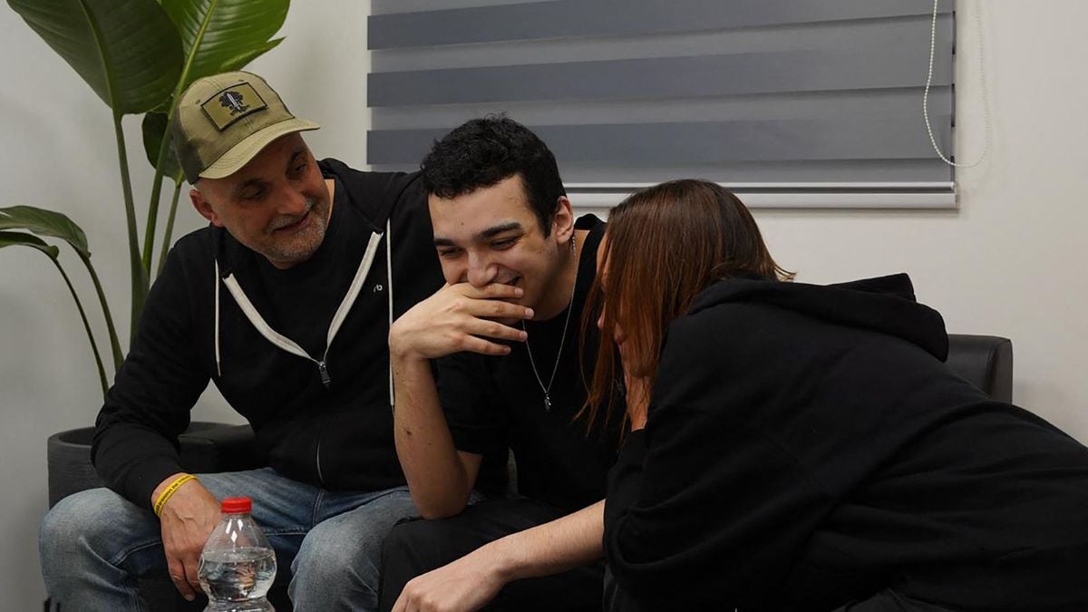  This handout picture released by the Israeli army shows newly-released Israeli-US hostage Edan Alexender reuniting with members of his family at an undisclosed location in Israel | AFP 
