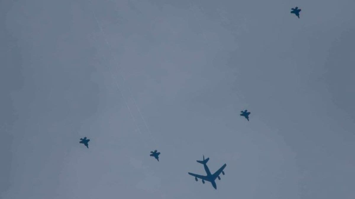 US KC-135 tankers  guarded by four F-35 moving towards MiddleEast | X 