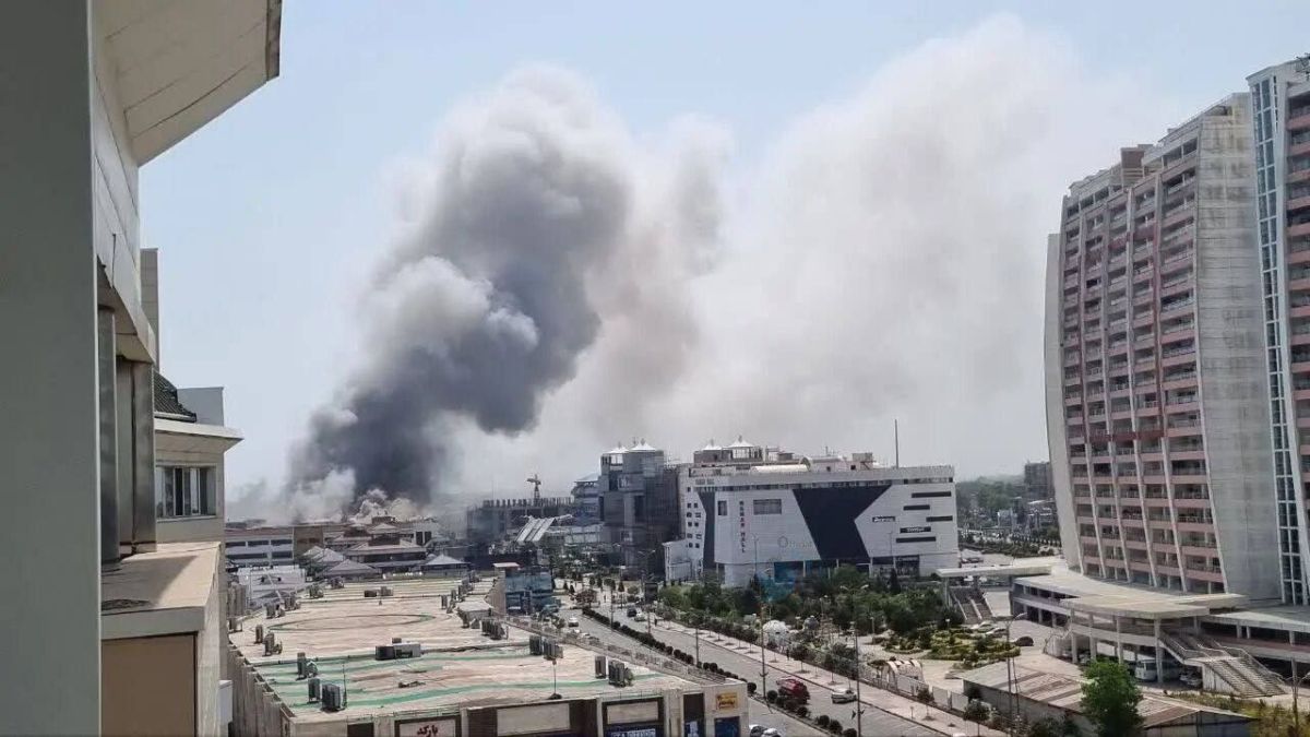 A fire that broke out this morning at the "Venus" commercial complex in the Anzali Free Trade Zone of Northern Iran | X 