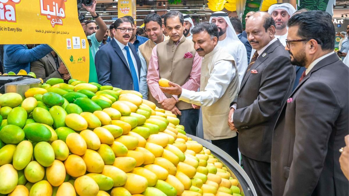 Indian Ambassador to the UAE, Sunjay Sudhir (third from left), APEDA Deputy GM Dr C.B. Singh (fourth from left), and Lulu Group Chairman Yusuff Ali M.A. (fifth from left) and other dignitaries at the Indian Mango Mania 2025 in Abu Dhabi | Lulu/X