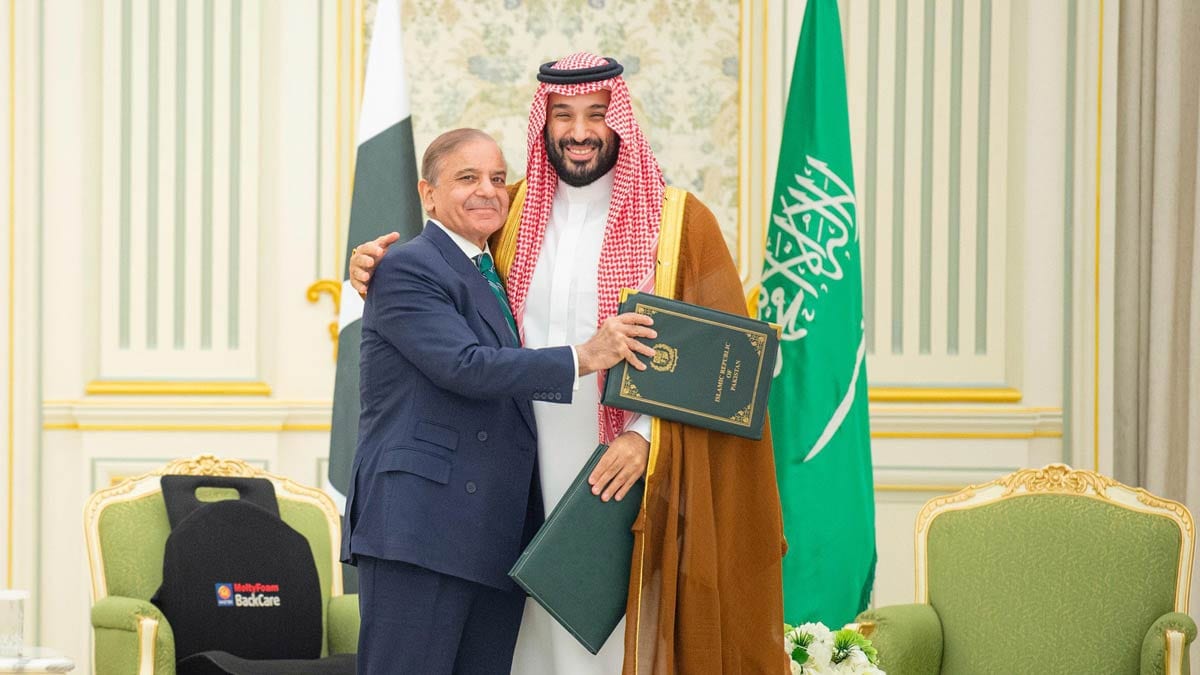 Crown Prince Mohammed bin Salman and Pakistan’s Prime Minister Shehbaz Sharif after signing the Joint Strategic Defense Agreement | X