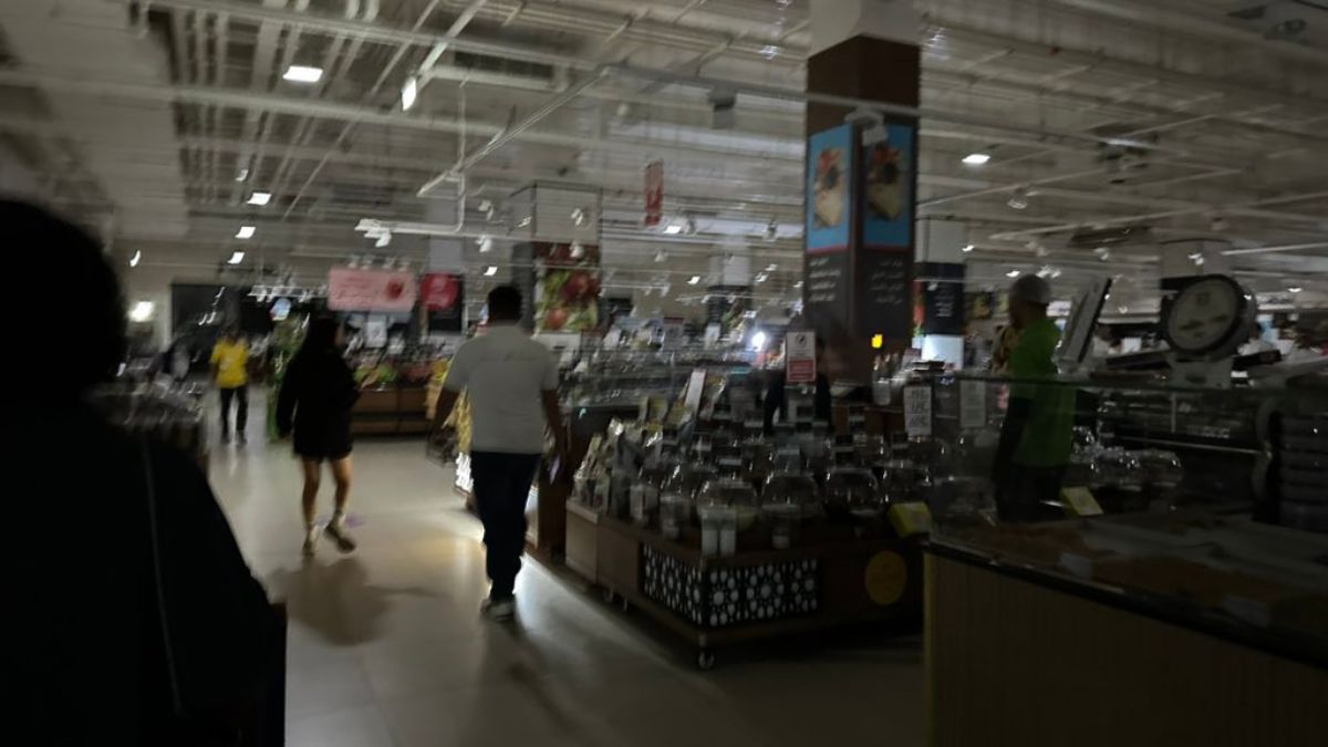 A supermarket in Sharjah with lights off due to power outage | X 