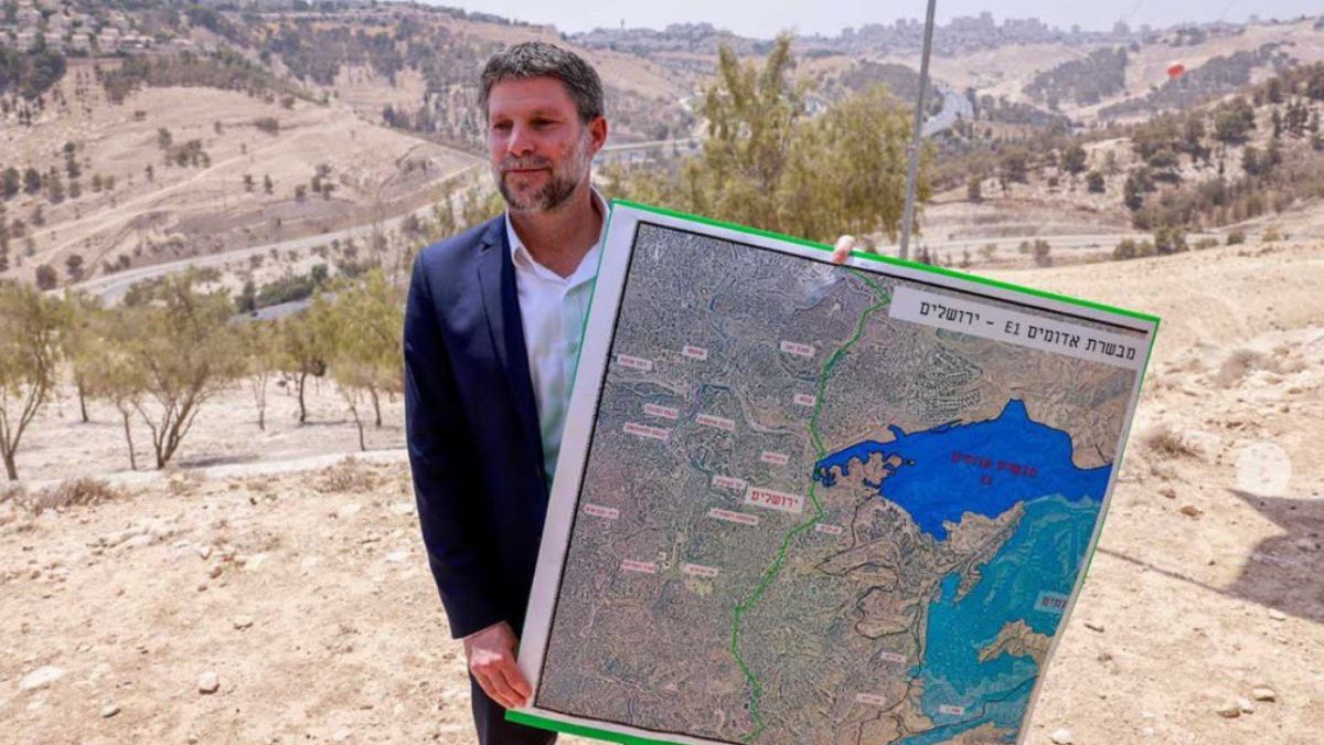 Israeli Finance Minister Bezalel Smotrich displaying the E1 corridor | X 