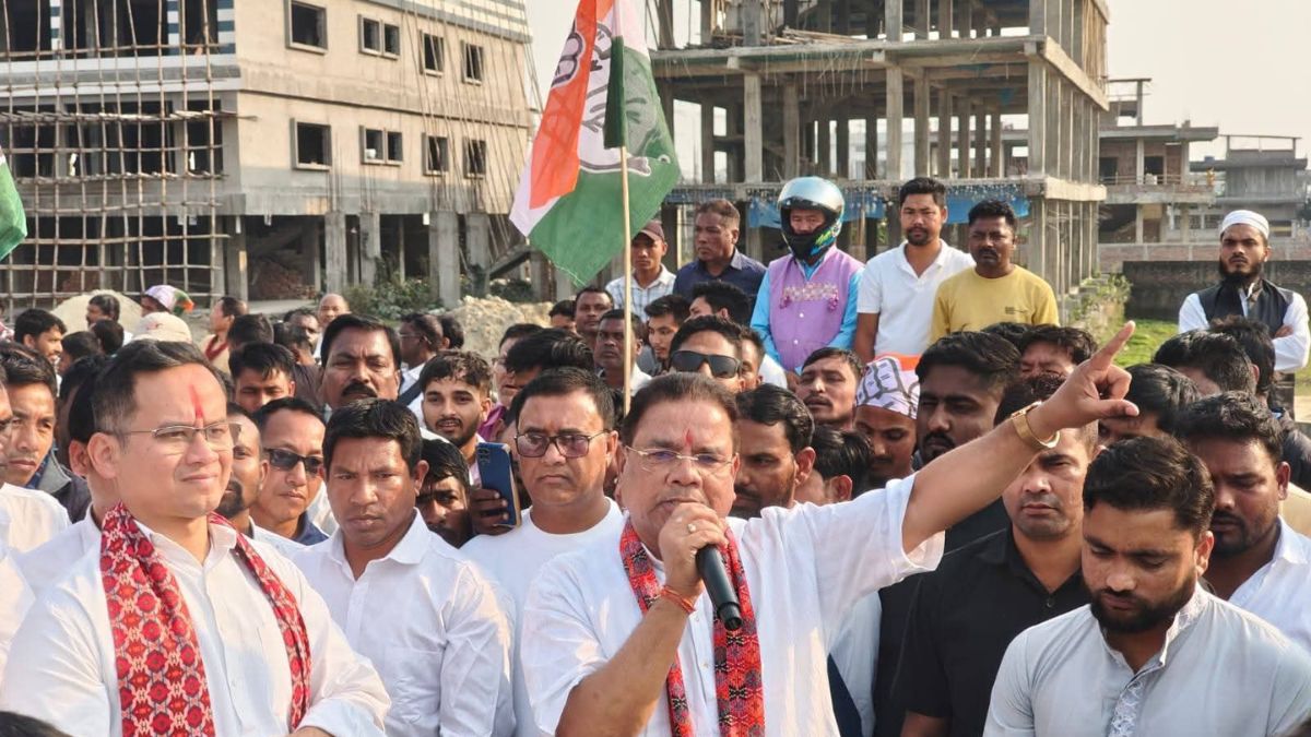 Congress leaders during the "Xomoy Poribortonar, Mati Bachaok–Jati Bachaok Yatra in Assam | X 