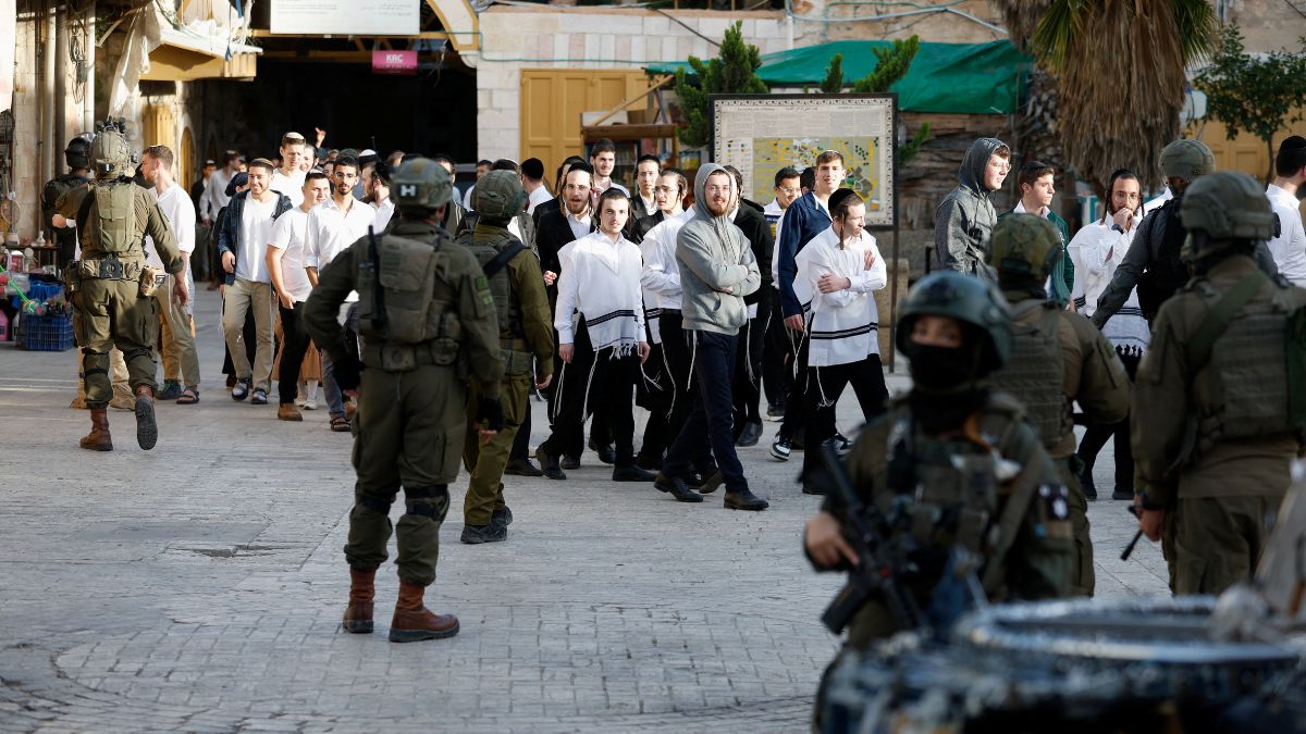 Israeli soldiers stand guard during a weekly settlers' tour in Hebron, in the Israeli-occupied West Bank | Reuters 