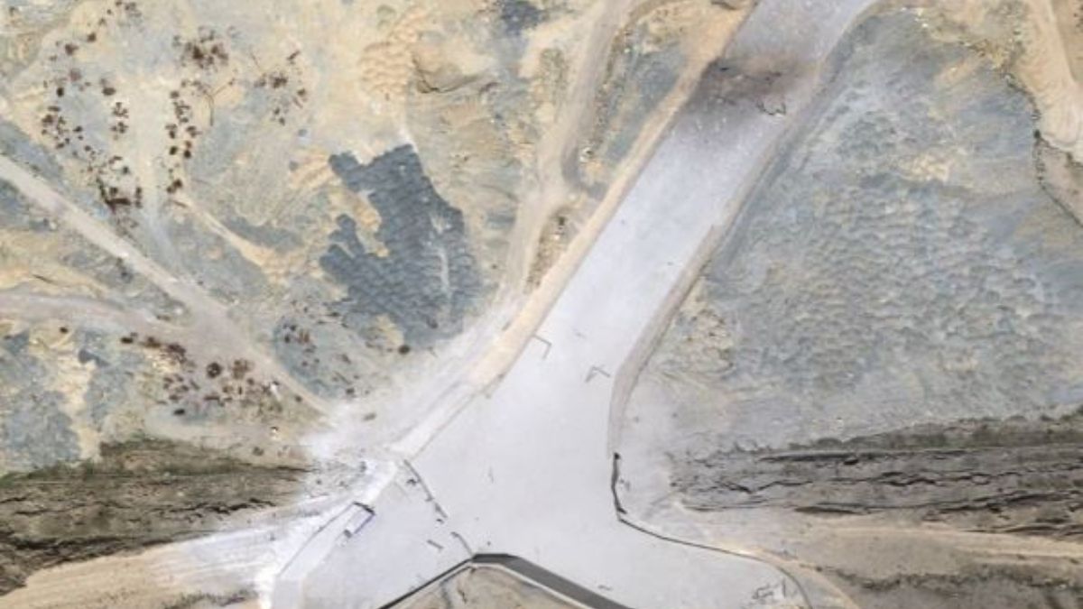 Satellite images showing the damaged runway of Iran's secret 'Eagle 44 base' | New York Times 