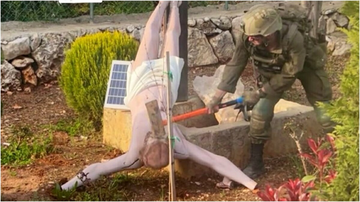 The viral photo showed an IDF soldier destroying a Jesus Christ statue in Lebanon | X