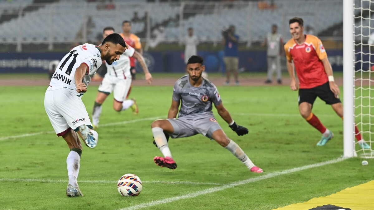 Manvir Singh of MBSG in action against East Bengal's Prabhsukhan Singh Gill | Salil Bera