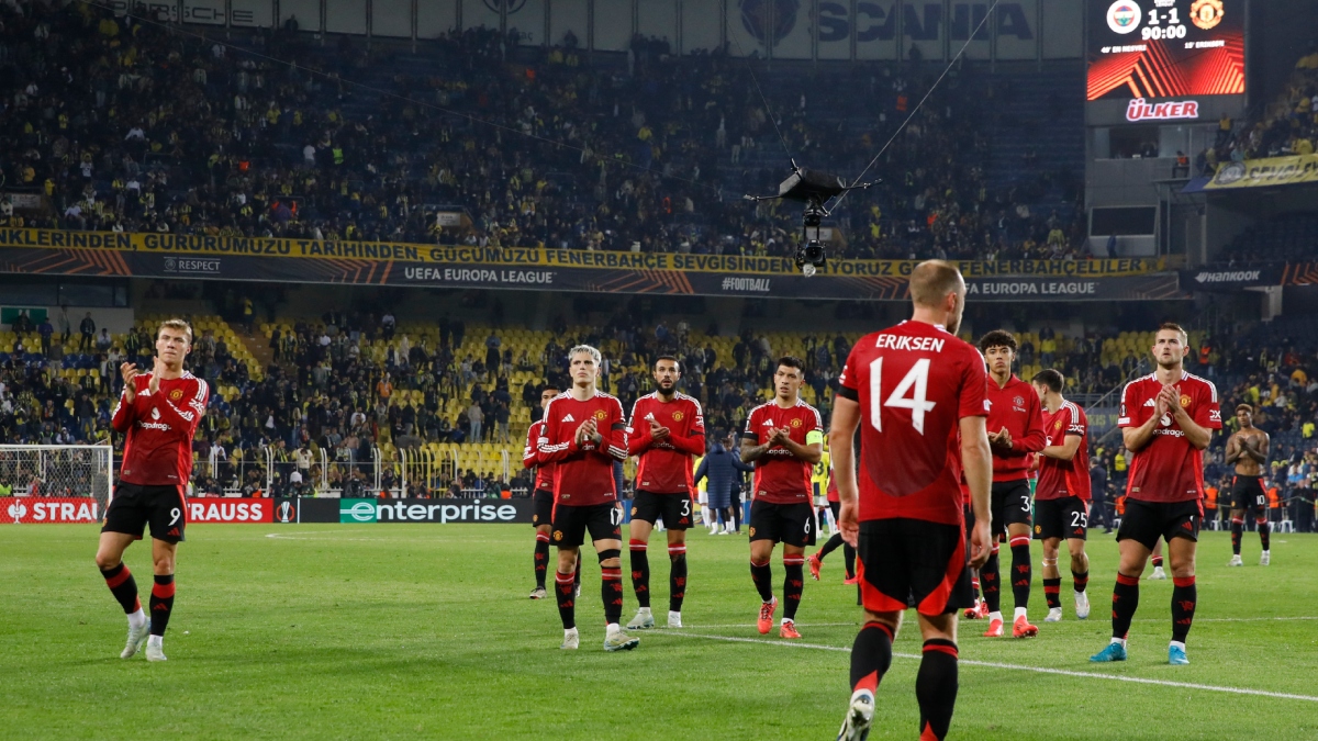 Manchester United's Rasmus Hojlund (L) and Alejandro Garnacho (2L) among their teammates | Reuters