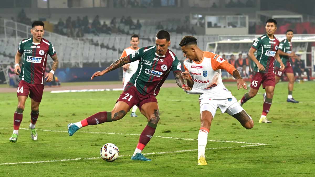 Mohun Bagan and Kerala Blasters players in action during their ISL match at Kolkata’s Salt Lake Stadium | Salil Bera