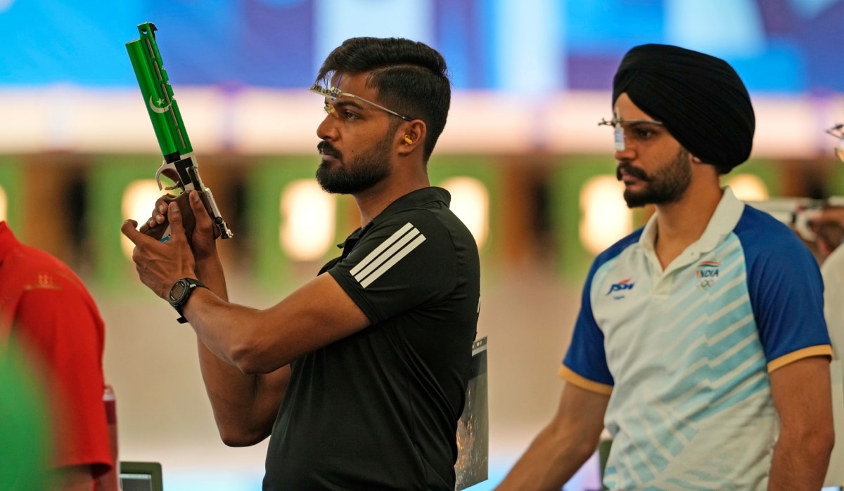 Pakistan's Gulfam Joseph (L) and India's Sarabjot Singh participate in the 10m Air Pistol Men Pre-event Training | AP