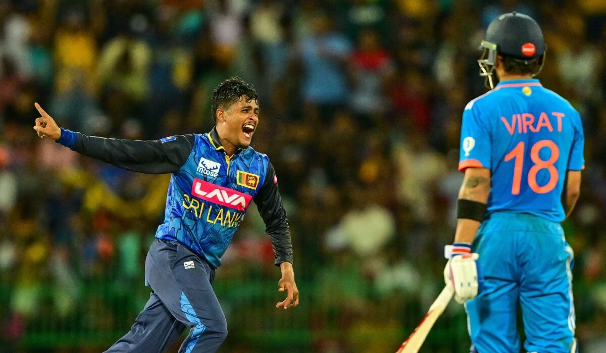 Sri Lanka's Jeffrey Vandersay (L) celebrates the wicket of India's Virat Kohli | AFP