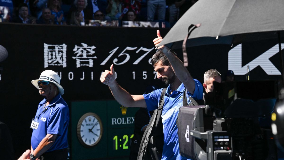 Djokovic Thumbs-Up